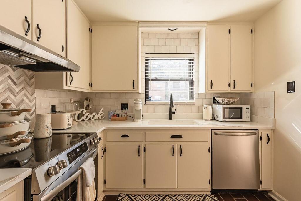 Cozy Townhome Retreat With King Bed Near I-10, Capitol, Fsu & Famu Талахаси Екстериор снимка