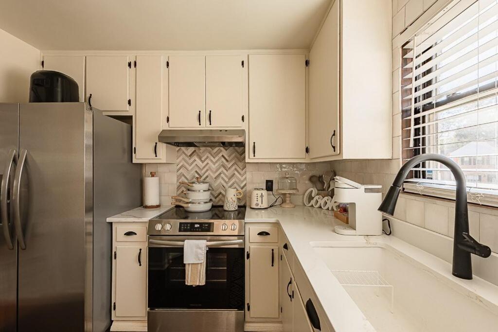 Cozy Townhome Retreat With King Bed Near I-10, Capitol, Fsu & Famu Талахаси Екстериор снимка